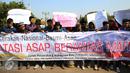 Forum Mahasiswa Riau Jabodetabek membentangkan spanduk tuntutan saat unjuk rasa di depan Istana Merdeka, Jakarta, Jumat (18/9/2015). Mereka menuntut penegakan hukum hingga tuntas pelaku pembakaran. (Liputan6.com/Faizal Fanani)