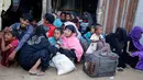 Sejumlah Muslim Rohingya ditangkap tentara Bangladesh, Senin (21/11). Mereka ditangkap karena dianggap sebagai imigran gelap. (REUTERS/Mohammad Ponir Hossain)