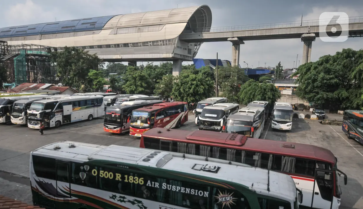 Sejumlah bus AKAP terparkir di Terminal Kampung Rambutan, Jakarta, Senin (18/4/2022). Kepala Terminal Kampung Rambutan Yulza Romadhoni memprediksi harga tiket bus AKAP akan mengalami kenaikan 50 hingga 100 persen dari harga normal yang terjadi H-7 Lebaran. (merdeka.com/Iqbal S. Nugroho)