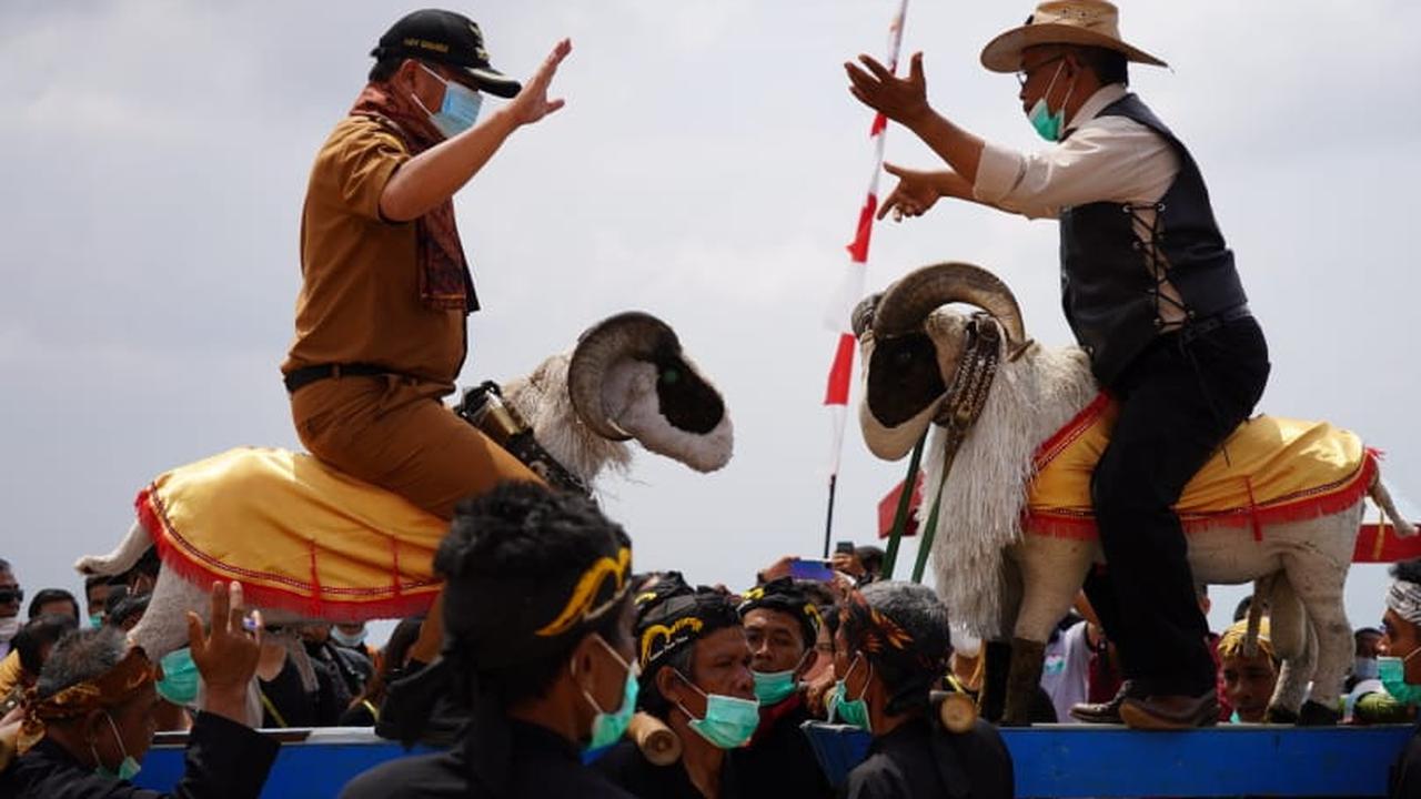 Bupati Garut Rudy Gunawan tengah menikmati adegan seni dodombaan bersama Kepala Desa Wisata 'Intan Dewata' Asep Setiawan.