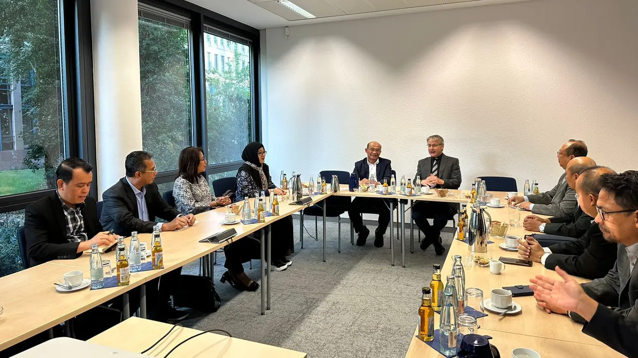Menteri Koordinator Bidang Pembangunan Manusia dan Kebudayaan (Menko PMK) Muhadjir Effendy berkunjung ke Kota Bonn, Jerman. Kedatangan Muhadjir untuk bertemu dengan sejumlah mahasiswa penerima beasiswa LPDP. (Istimewa)