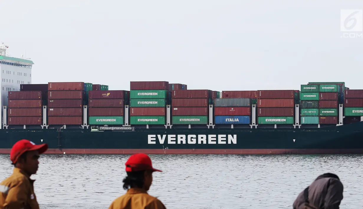 Aktivitas pekerja di pelabuhan Tanjung Priok, Jakarta Utara, Kamis (14/2). Meski begitu, pertumbuhan ekspor diperkirakan belum melampaui impor. (Liputan6.com/Angga Yuniar )