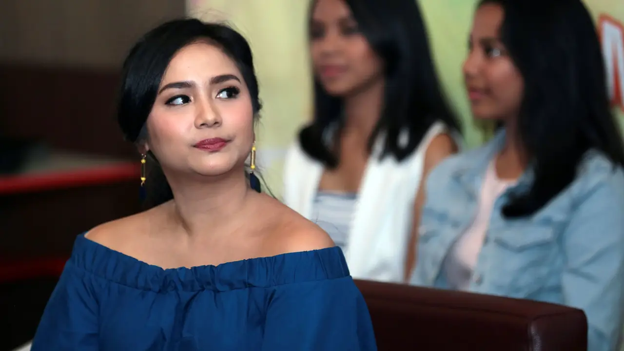 [Bintang] Gita Gutawa Louching Diatas Rata-rata
