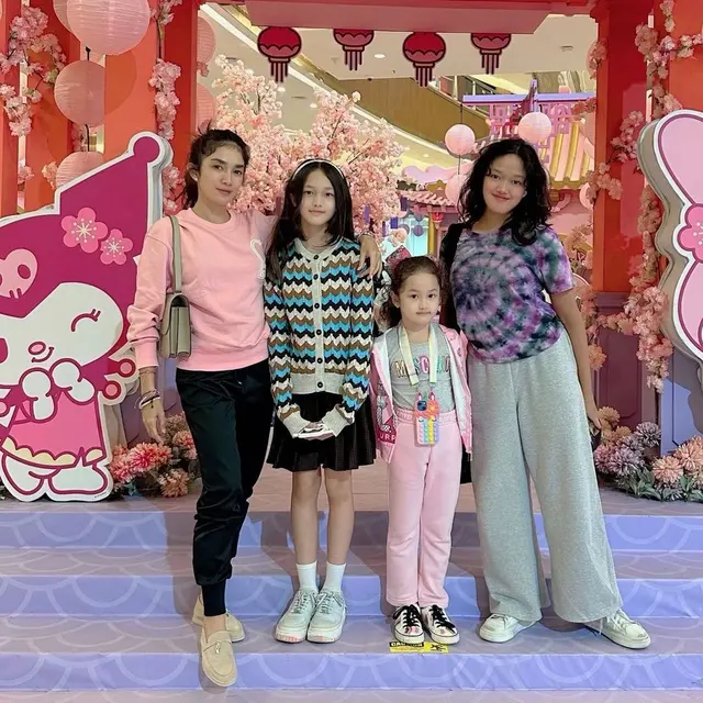 Ussy Sulistiawaty dan Anak-Anaknya