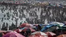 Suhu panas memaksa ribuan orang memenuhi area pantai Copacabana di Rio de Janeiro, Brasil untuk menyejukkan diri. (Pablo PORCIUNCULA/AFP)