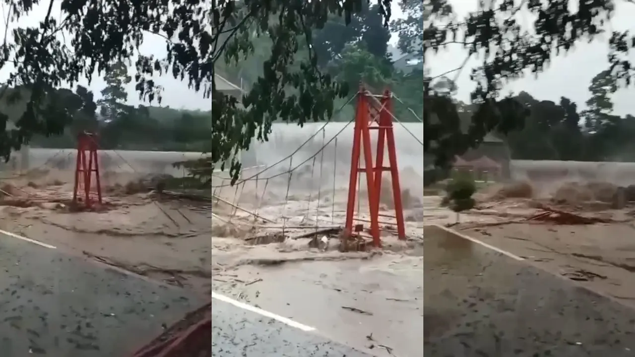Tangkapan layar rekaman detik-detik jembatan gantung di Sumur Putri, Bandar Lampung, ambruk diterjang banjir. Foto : (Istimewa).