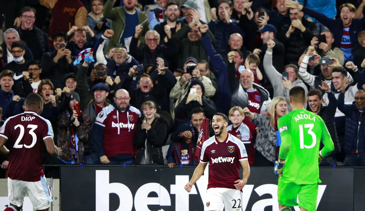 Pemain West Ham United Said Benrahma (tengah) melakukan selebrasi usai mencetak gol kemenangan atas Manchester City saat adu penalti pada pertandingan Piala Liga Inggris di London Stadium, London, Inggris, 27 Oktober 2021. Manchester City kalah lewat adu penalti. (AP Photo/Ian Walton)