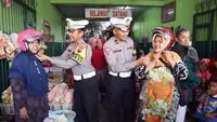 Edukasi peraturan lalu lintas di Pasar Pagi Pemalang, emak-emak jawab pertanyaan dapat hadiah helm. (Foto: Liputan6.com/Humas Polres Pemalang)