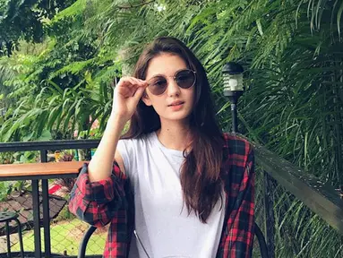 Pemilik nama lengkap Zoe Abbas Jackson merupakan aktris cantik blasteran yang masih berusia 17 tahun. Meski masih muda, Zoe memiliki selera fashion yang modis dan kekinian. (Liputan6.com/IG/@zoeabbasjackson)