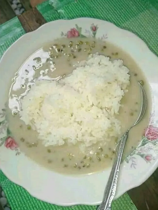 6 Potret Absurd Makan Nasi Berkuah Ini Bikin Tepuk Jidat, Penistaan Makanan