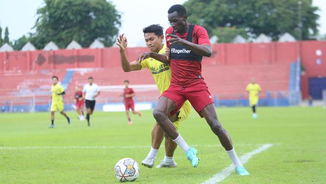 Aksi striker asing baru asal Portugal, Flavio Silva saat ujicoba Persik melawan klub lokal Kediri. (Bola.com/Gatot Sumitro)