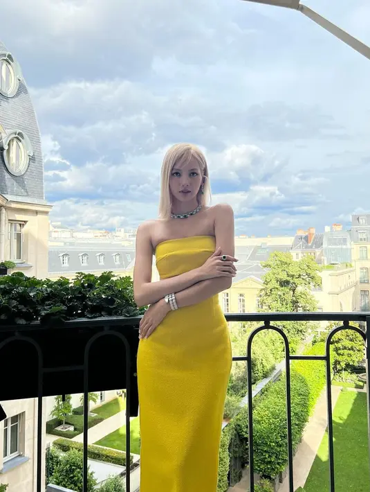 Perpaduan blonde, straight dan short hair memberikan kesan seksi di hari Valentine [instagram/lalalalisa_m]