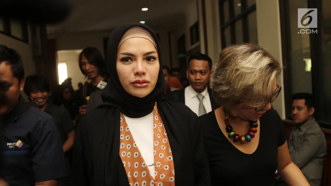 Berbalut Gamis Hitam, Nikita Mirzani Jalani Sidang Isbat Nikah