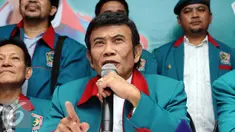 Ketua Umum Partai Idaman, Rhoma Irama memberi keterangan terkait hasil verifikasi Kemenkumham di Jakarta, Minggu (9/10). Menurut Rhoma, Partai Idaman menerima keputusan tidak lolos verifikasi Kemenkumham. (Liputan6.com/Helmi Fithriansyah)