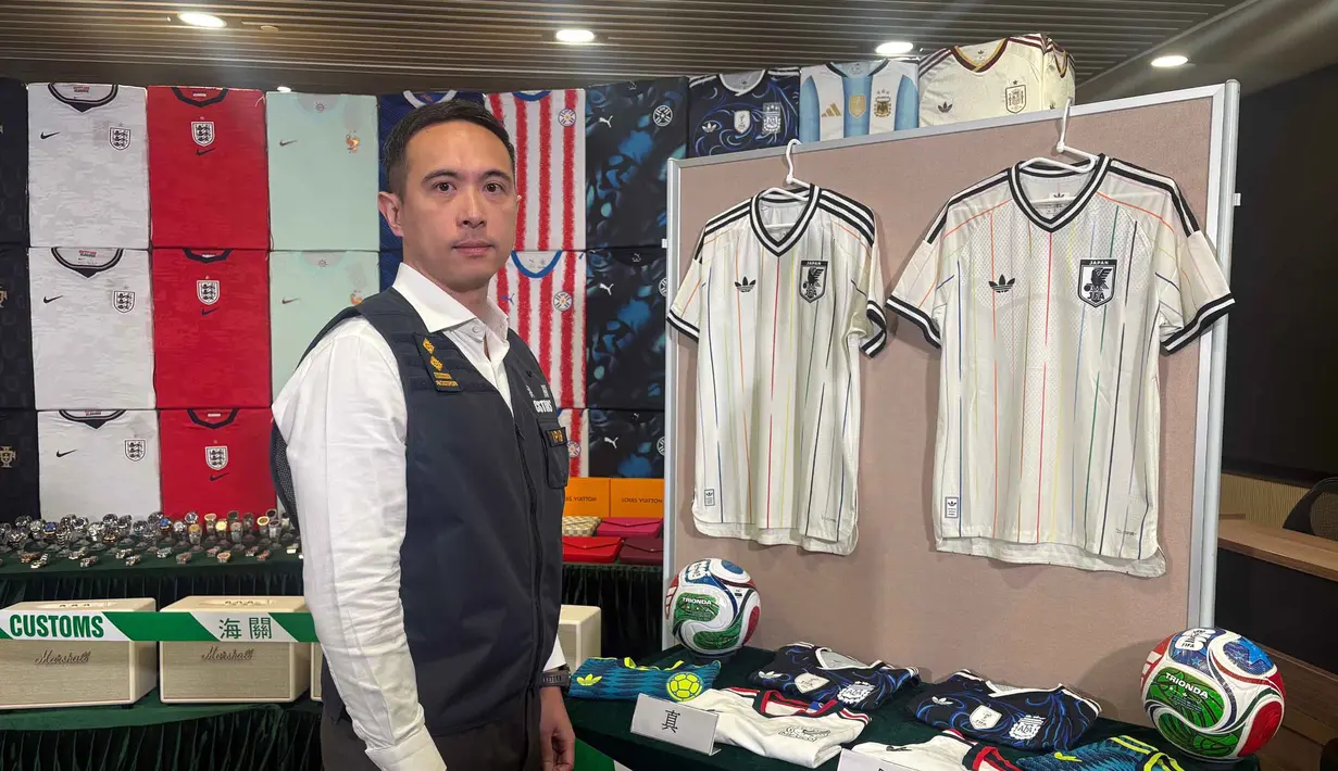 Seorang inspektur senior Departemen Bea Cukai dan Pajak Hong Kong, Wayne Chung, berpose untuk foto di kantor pusat mereka, North Point, Hong Kong, Kamis 11 Juni 2026. (AP Photo/Kanis Leung)