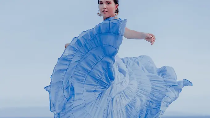 Gaya Pemotretan Olivia Jensen di Pinggir Pantai Bernuansa Biru