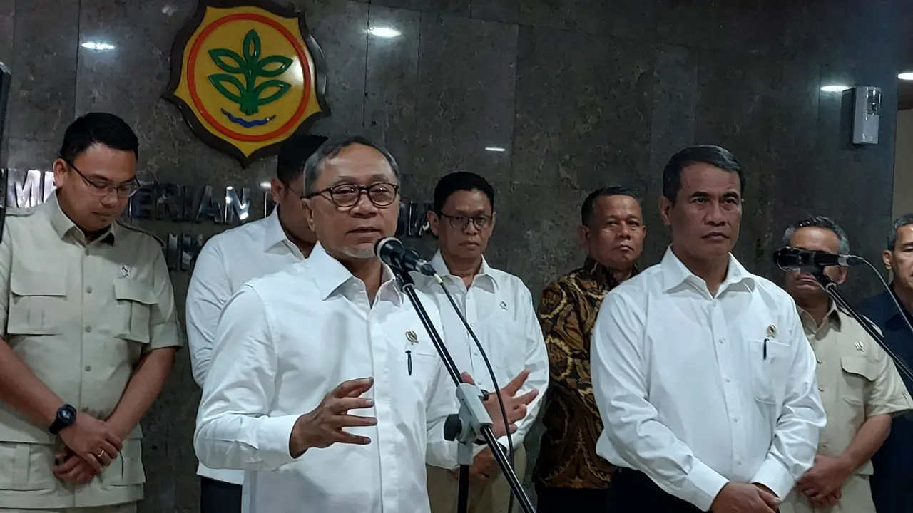 Menteri Koordinator Bidang Pangan Zulkifli Hasan resmi memangkas regulasi penyaluran pupuk subsidi.