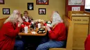 Calon Santa Claus makan siang disela waktu istirahat dari kelas Charles W. Howard Santa Claus School di Midland, Michigan, 27 Oktober 2016. Sekolah ini untuk belajar menjadi seorang Santa Claus yang baik dan menyakinkan. (REUTERS/Christinne Muschi)