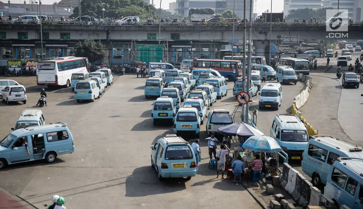 Puluhan angkutan umum (angkot) menunggu penumpang di Terminal Kampung Melayu Jakarta, Jumat (26/5). Setelah sempat berhenti beroperasi pasca-bom Rabu (24/5) lalu, Terminal Kampung Melayu kembali dibuka dan dioperasikan. (Liputan6.com/Faizal Fanani)