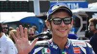Selama 20 tahun lebih berkarier sebagai pebalap, momen bahagia, haru, dan lucu mengiringi Valentino Rossi. (AFP/Giuseppe Cacace)