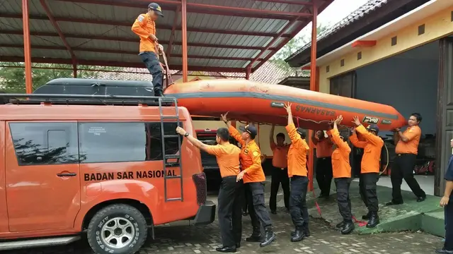 Basarnas Pos SAR Cilacap mengirimkan satu regu Tim SAR untuk bergabung bersama SAR lain untuk mencari keberadaan Mugiyanto, korban hilang Wonosobo. (Foto: Liputan6.com/Muhamad Ridlo/Basarnas)