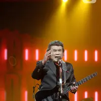Penyanyi dangdut Rhoma Irama tampil pada acara HUT ke-28 Indosiar di Studio 6 EMTEK City, Jakarta, Rabu (11/1/2023). Rhoma Irama membawakan lagu berjudul "Butter" dari BTS dan duet bareng Menteri Pariwisata dan Ekonomi Kreatif Sandiaga Uno serta Gubernur Jawa Barat Ridwal Kamil saat membawakan lagu berjudul "275 Juta". (Fimela.com/Bambang E. Ros)