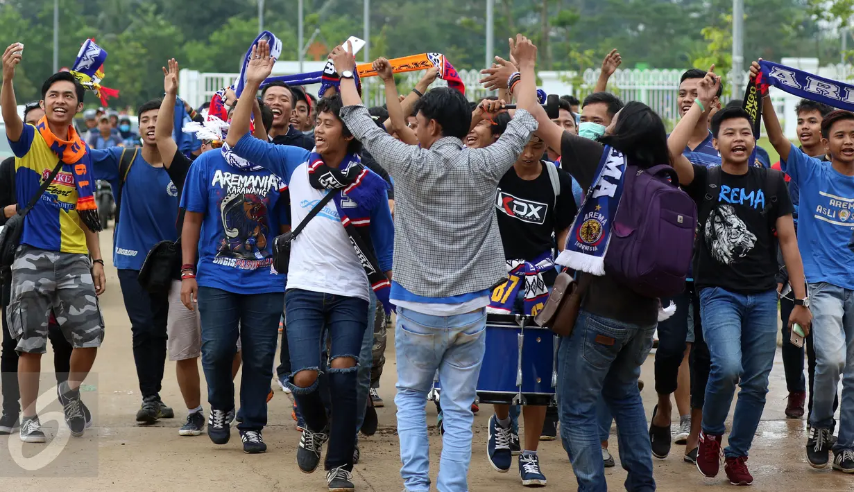 Suporter Arema bernyanyi saat di Stadion Pakansari, Kab Bogor untuk menyaksikan laga final Piala Presiden 2017, Sabtu (12/3). Di final, Arema FC dan PBFC akan berlaga memperebutkan gelar juara Piala Presiden 2017. (Liputan6.com/Helmi Fithriansyah) 