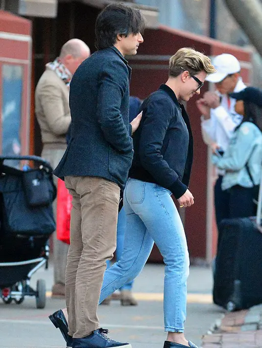 Ibu satu anak ini terlihat begitu bahagia saat berada di samping pria misterius tersebut. Scarjo tampil mengenakan pakaian bergaya kasual. Ia mengenakan zip-up jacket berwarna hitam dengan sapuan makeup yang natural. (doc.dailymail.com)
