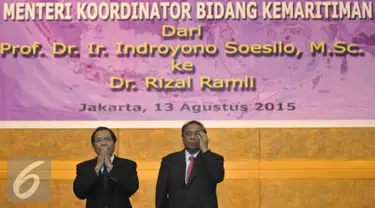 Menko Kemaritiman yang baru Rizal Ramli (kiri) dan Indroyono Soesilo usai sertijab menteri di gedung BPPT, Jakarta, Kamis (13/8/15). Kemenko Maritiman menggelar serah terima jabatan dari Indroyono Soesilo kepada Rizal Ramli. (Liputan6.com/Herman Zakharia)