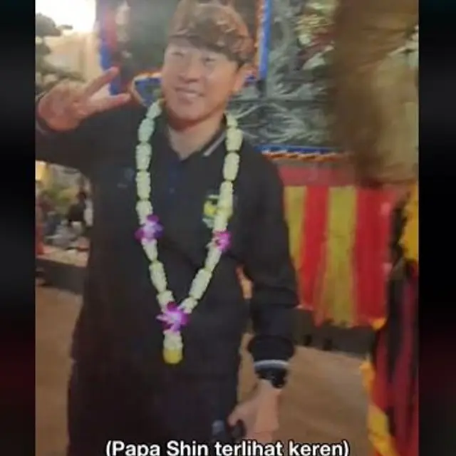 Shin Tae-Yong dan Staf Pelatih Timnas Indonesia Pakai Blangkon di Gala Dinner Jelang Timnas Indonesia vs Palestina