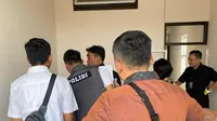 Olah TKP kasus pembunuhan wanita tunasusila dilakukan di sebuah rumah kos Jalan Perjuangan, Bekasi, Jawa Barat pada Selasa (23/4/2024) kemarin. (Liputan6.com/Ady Anugrahadi)