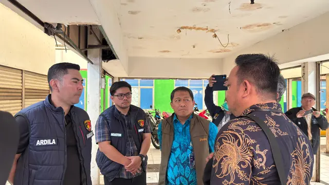 Satgas Sapu Bersih (SABER) Pelanggaran Harga, Keamanan dan Mutu Pangan Polda Metro Jaya saat melakukan sidak di Pasar Koja Baru, Jakarta Utara, Kamis (19/2/2026).