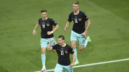Austria mampu membuka keunggulan pada menit ke-16 melalaui sepakan voli Stefan Lainer yang berhasil memanfaatkan umpan dari Marcel Sabitzer. (Mihai Barbu/Pool via AP)