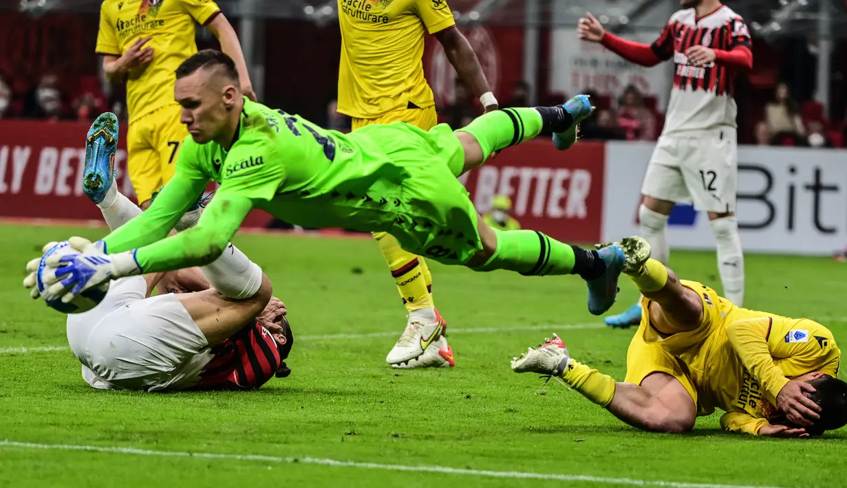 Lukasz Skorupski. Kiper berusia 30 tahun dan berpostur 1,87 meter ini telah 4 musim memperkuat Bologna usai didatangkan dari AS Roma awal 2018/2019. Ia langsung menjadi pilihan utama dan hingga kini telah tampil dalam 138 laga di semua ajang dengan torehan 29 assist. (AFP/Miguel Medina)