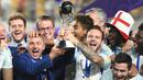 Pelatih Inggris, Paul Simpson bersama para pemainnya merayakan keberhasilan menjuarai Piala Dunia u20 2017 setelah mengalahkan Venezuela dalam laga final di Suwon, Korea Selatan (11/6/2017). Inggris tercatat baru satu kali menjuarai Piala Dunia U-20 pada edisi 2017 di Korea Selatan. Di partai final Inggris mengalahkan Venezuela 1-0. (AFP/Jung Yeon-je)