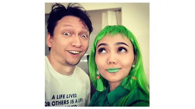 Suaminya Diejek, Ini 6 Potret Kocak Rina Nose dan Josscy