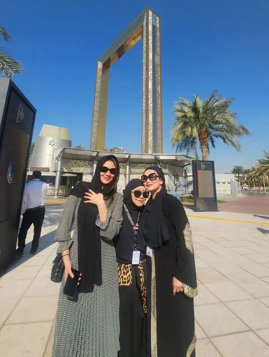 Aaliyah berkunjung ke Dubai bersama ibundanya, Reza Artamevia dan neneknya yang kompak mengenakan gamis dan kerudung hitam. [@aaliyah.massaid]