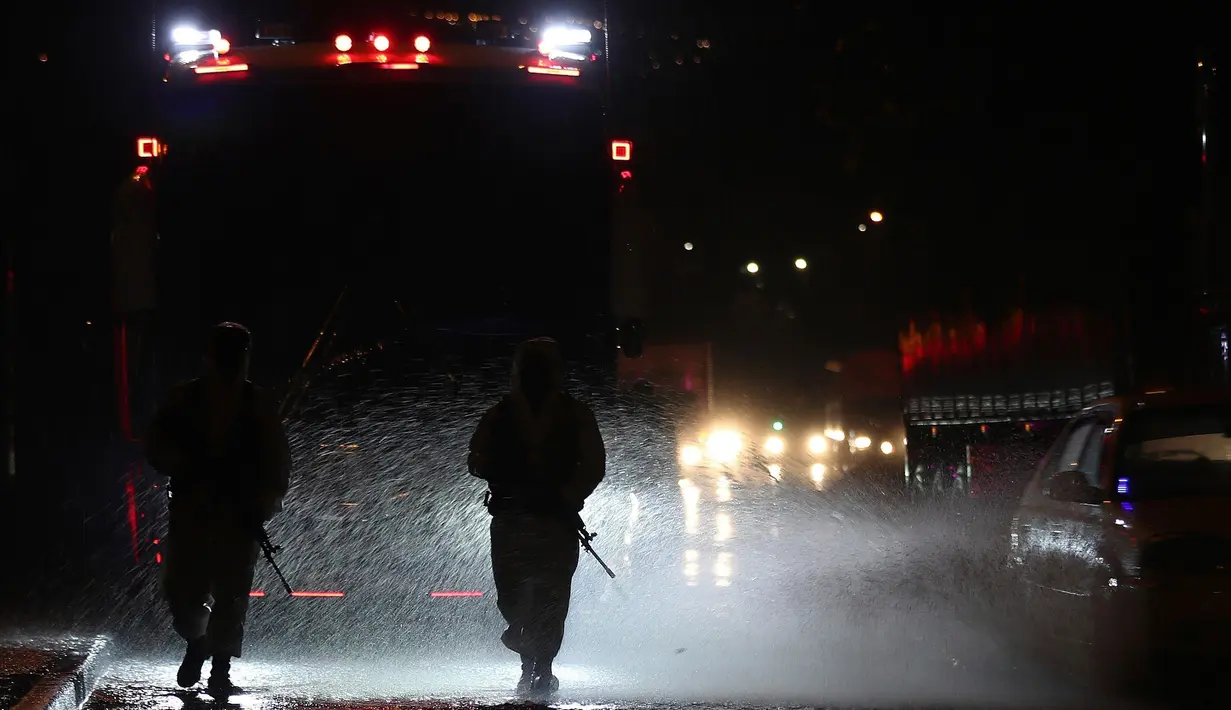 Tentara berpatroli di jalan-jalan Usme, sebuah daerah dengan jumlah kasus COVID-19 yang tinggi di Bogota, Kolombia, Rabu (15/7/2020). Kasus COVID-19 terus meningkat di Kolombia, saat negara ini juga bergulat dengan produksi koka besar-besaran, perdagangan narkoba. (AP Photo/Fernando Vergara)