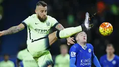 Penyerang Leicester City, Jamie Vardy melakukan sundulan saat dihalau pemain Manchester City, Nicolas Otamendi pada lanjutan liga Premier Ingggris di Stadion King Power, Inggris, Rabu (30/12/2015) dini hari WIB. (Reuters/Darren Staples)