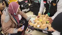 Perjuangan Jemaah Haji Mencoba Bawa Buah Tangan untuk Cucunya