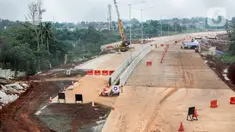 Pemandangan proyek pembangunan Jalan Tol Lingkar Luar Jakarta (JORR) II ruas Cinere-Serpong di kawasan Pondok Cabe, Tangerang Selatan, Banten, Jumat (13/12/2019). Pembangunan kontruksi ruas tol sepanjang 10,14 kilometer tersebut saat ini sudah 73 persen. (Liputan6.com/Faizal Fanani)