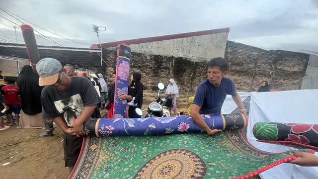 Warga saat mendapat bantuan karpet. (Liputan6.com/Winda Nelfira)