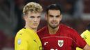 Pemain Timnas Indonesia U-23, Jens Raven (kanan) dibayangi pemain Malaysia, Fergus Tierney dalam laga Grup A Piala AFF U-23 2025 di Stadion Utama Gelora Bung Karno (SUGBK), Senayan, Jakarta, Senin (21/07/2025). (Bola.com/Abdul Aziz)