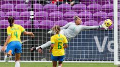 Penjaga gawang wanita Brasil, Barbara melakukan penyelamatan saat melawan Amerika Serikat dalam ajang SheBelieves Cup. (Foto: AFP/Getty Images/Alex Menendez)