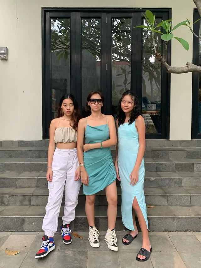 [Fimela] Potret penampilan istri Bimbim Slank