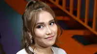 Ibunda Ayu Ting Ting Duga Putrinya Tengah Jatuh Cinta, dengan Siapa?