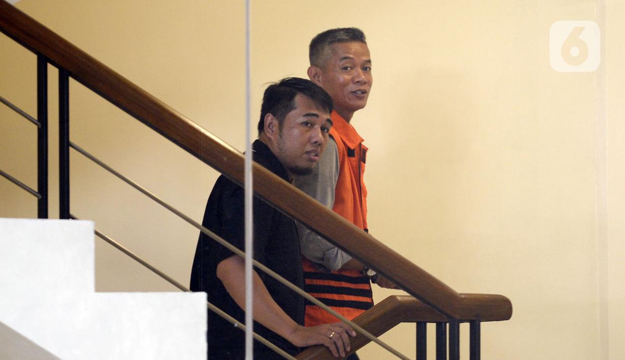 Mantan Komisioner KPU Wahyu Setiawan (kanan) bersiap menjalani pemeriksaan lanjutan penyidik di Gedung KPK, Jakarta, Selasa (17/3/2020). Wahyu Setiawan diperiksa sebagai tersangka terkait kasus dugaan penerimaan hadiah atau janji penetapan anggota DPR Terpilih 2019-2024. (merdeka.com/Dwi Narwoko)