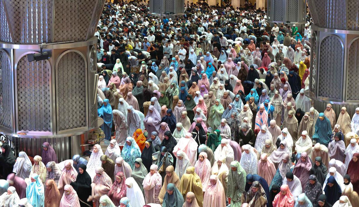 Sebelumnya, berdasarkan hasil Sidang Isbat yang dilaksanakan pada Selasa 17 Februari 2026, Pemerintah Republik Indonesia melalui Kementerian Agama menetapkan awal puasa 1 Ramadan 1447 Hijriah jatuh pada Kamis 19 Februari 2026. Tampak dalam foto, umat Muslim saat melaksanakan salat Tarawih perdana Ramadan 1447 Hijriah di Masjid Istiqlal, Jakarta, Rabu 18 Februari 2026. (Kapanlagi.com/Budy Santoso)