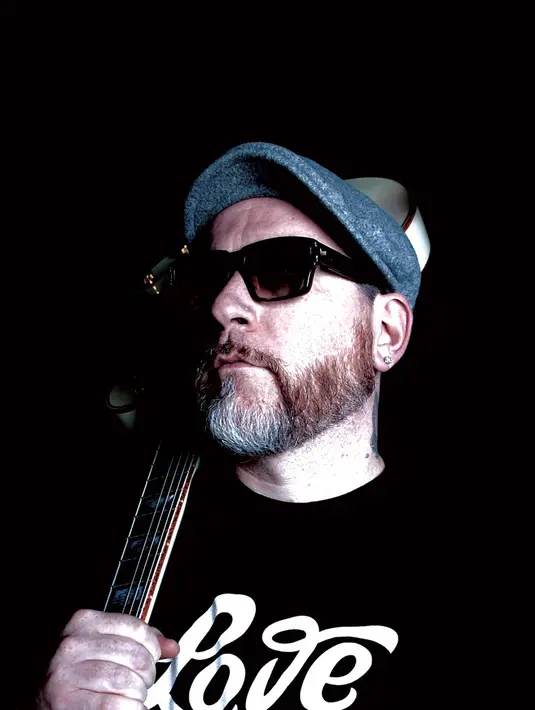 Everlast berpindah dari Katolik ke Islam pada tahun 1996. (bluenote.poznan.pl)