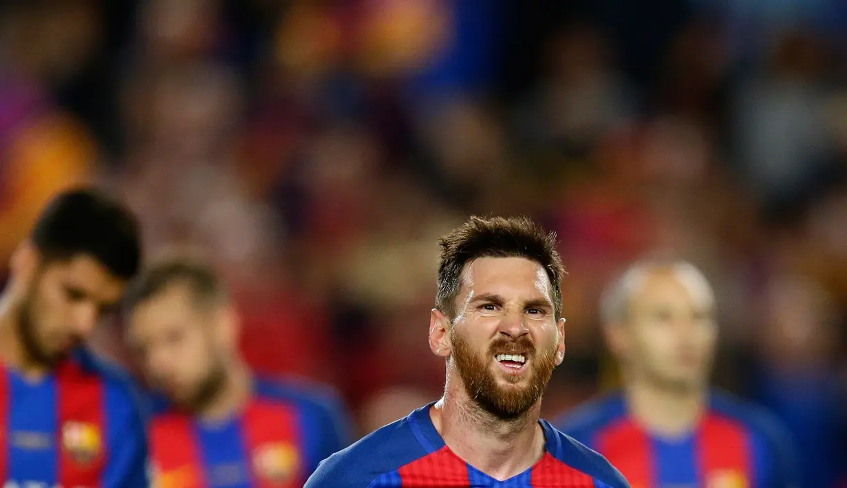 Ekspresi penyerang Barcelona, Lionel Messi usai pertandingan melawan Eibar di stadion Camp Nou, Barcelona, Spanyol,(21/5). Dalam pertandingan ini Messi mencetak dua gol dan mengantar Barcelona menang 4-2 atas Eibar. (AP Photo / Manu Fernandez)